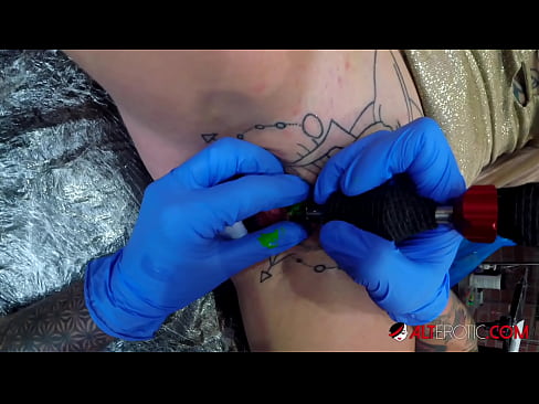 ❤️ An hottie thar a bheith tattooed Sully Savage fuair tattoo ar a clitoris ❤️❌ Físeán fucking linn ❤